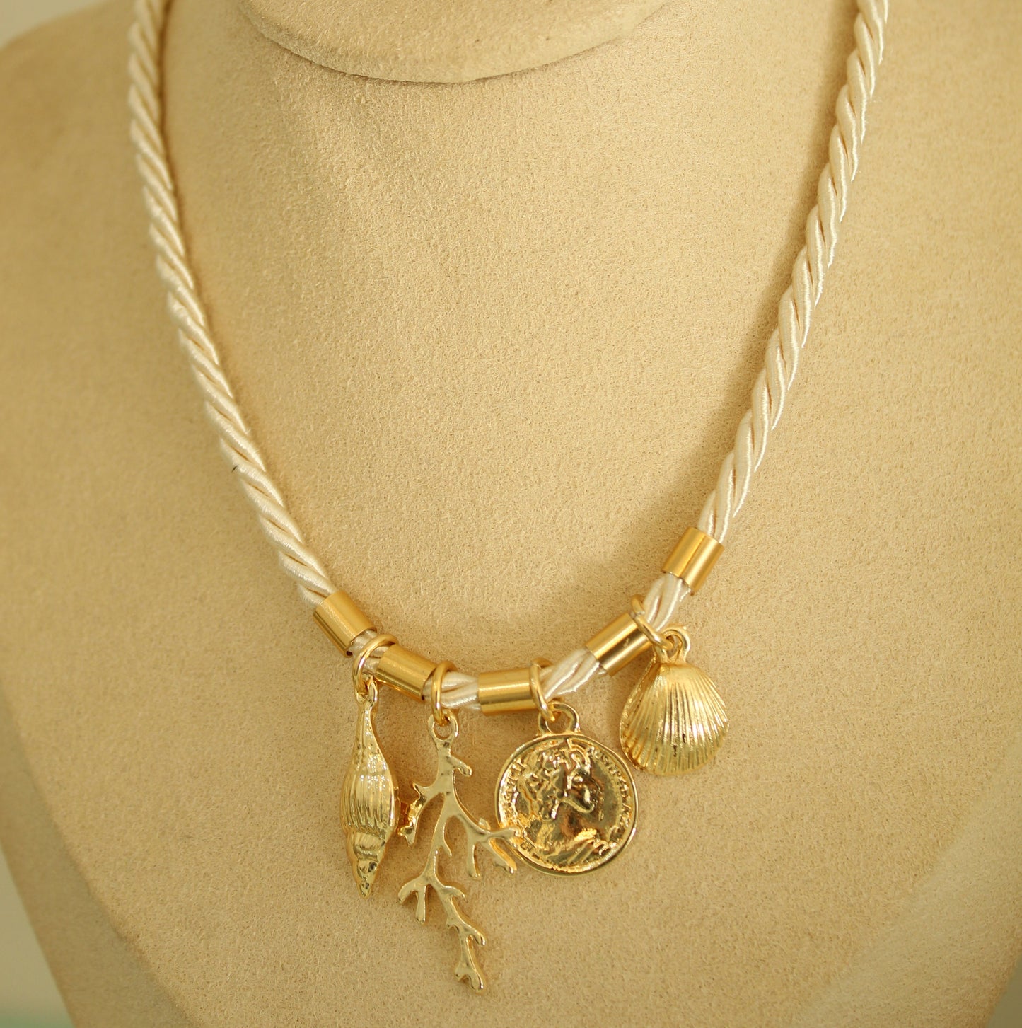 Collar coral