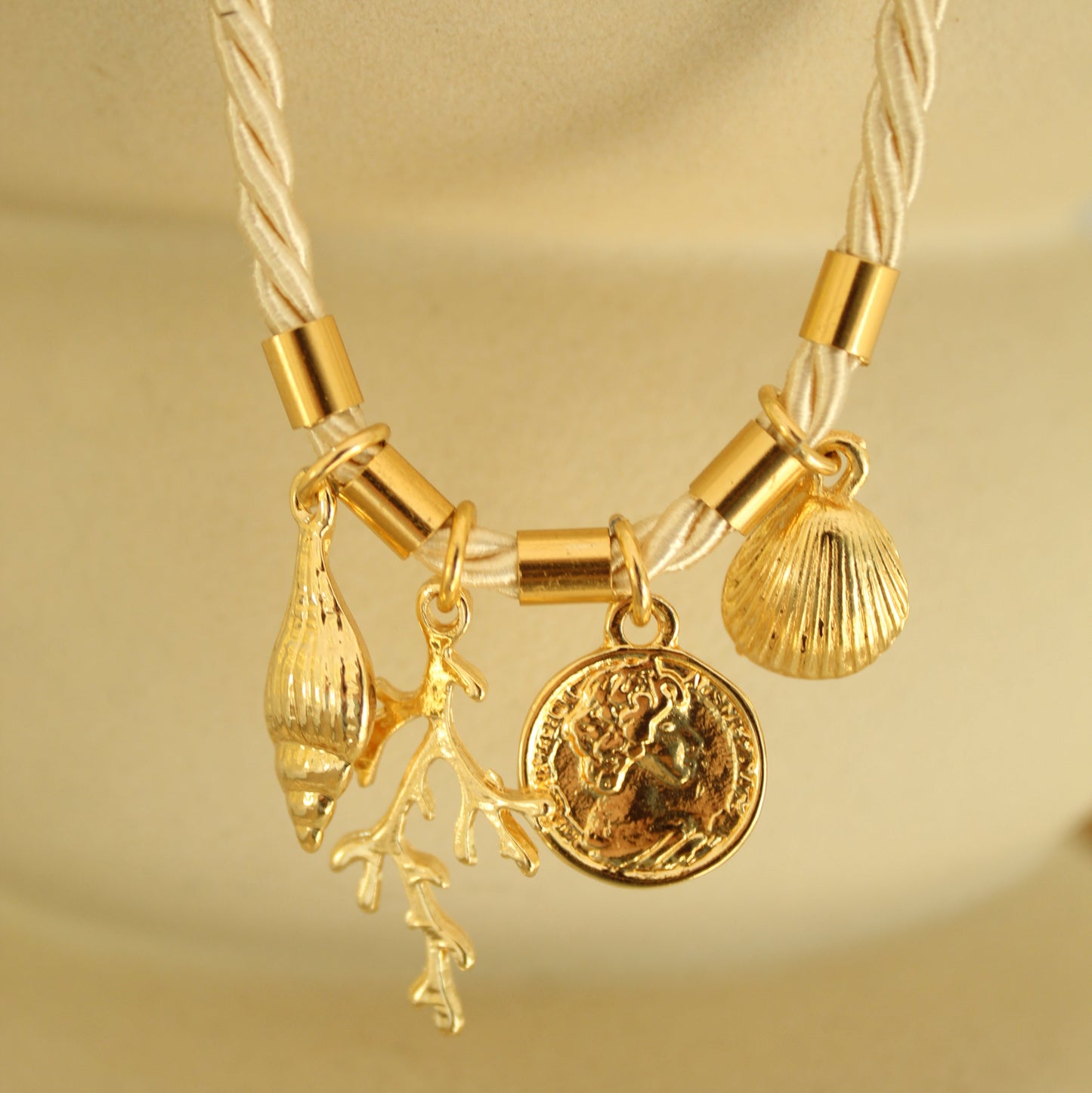 Collar coral